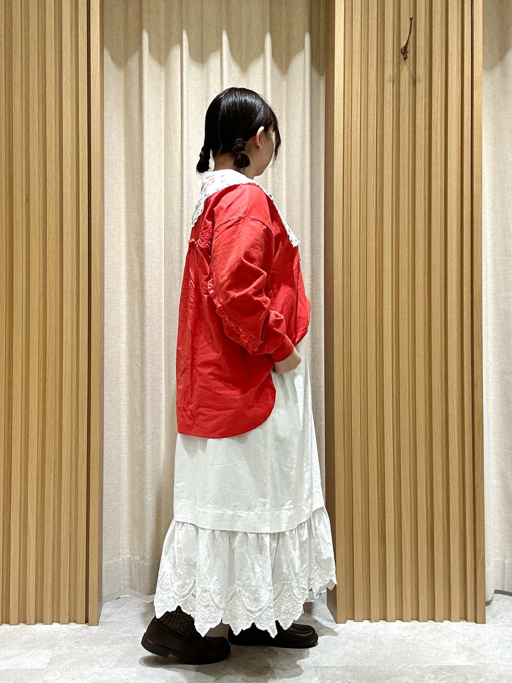 ホワイト系のワンピース、レッド系のTシャツ/カットソー、ホワイト系のスカートを着用したレディースの春コーディネートの2枚目の写真