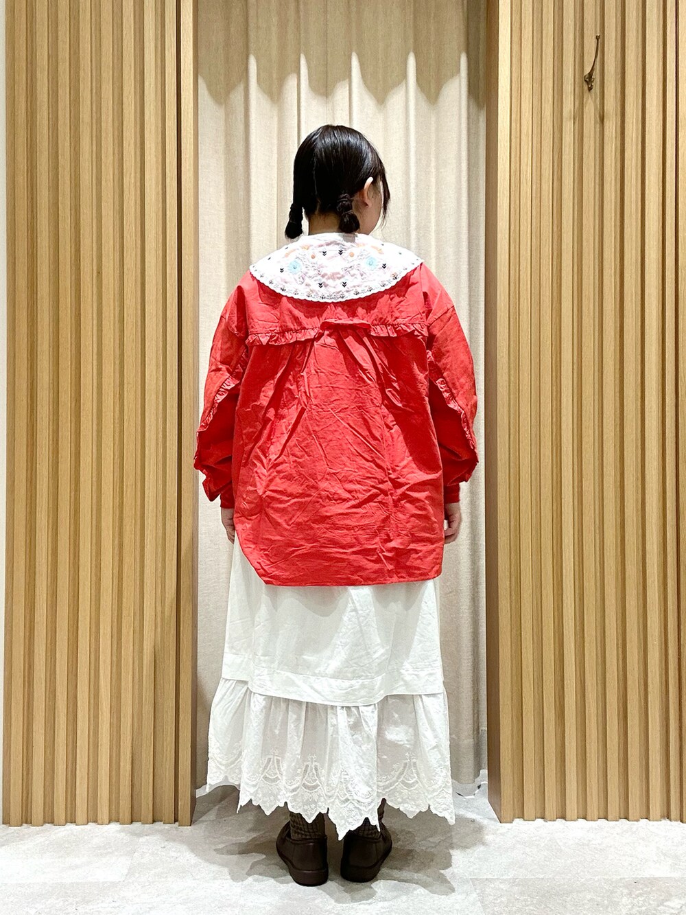 ホワイト系のワンピース、レッド系のTシャツ/カットソー、ホワイト系のスカートを着用したレディースの春コーディネートの3枚目の写真