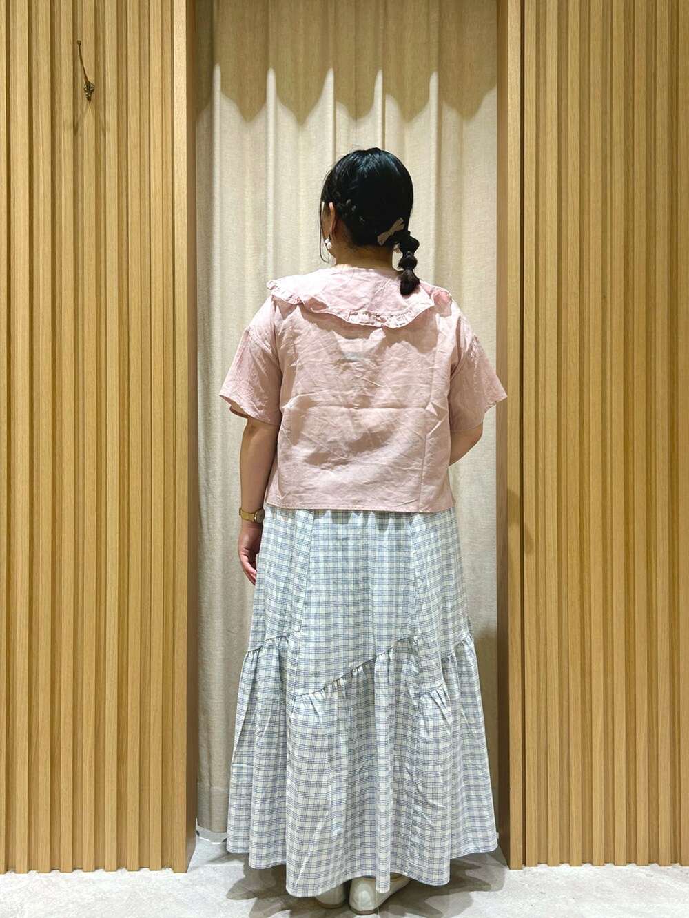 「ガーリー、ガーリーコーデ、夏、低身長コーデ、半袖、キレイめ、SM2、サマンサ モスモス(Samansa Mos2)、サマンサモスモス、ピンクコーデ、ロングスカート」｜「Samansa Mos2の柄アソート斜め切替ティアードスカート（スカート、ホワイト系）」を使った、かわさき ゆうみさん（レディース・149cm）の夏コーディネートの3枚目の写真