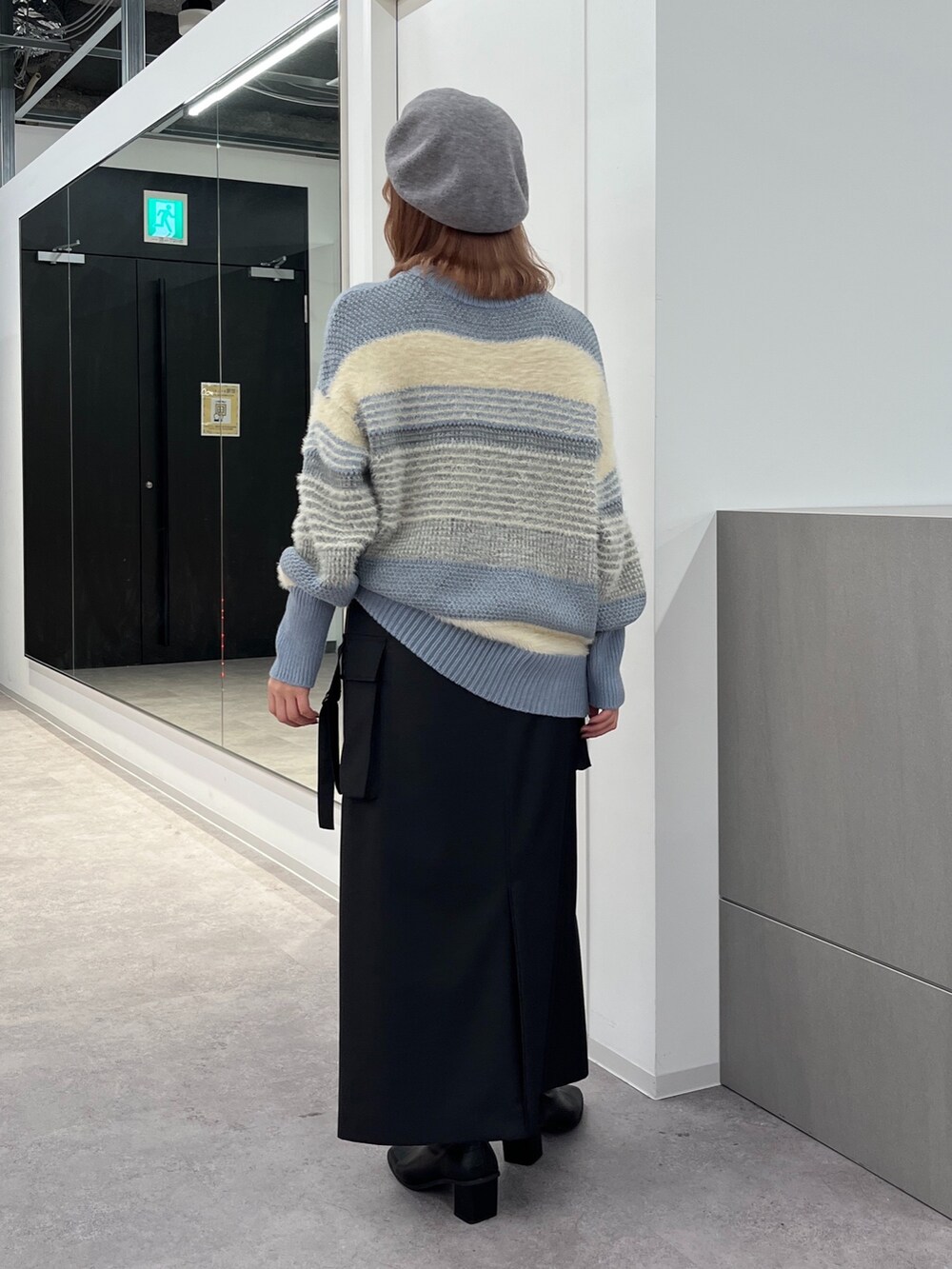 「ニット、冬コーデ、きれいめカジュアル、ファッションを楽しもう、お出かけコーデ、マルチボーダー、ブルー、ブルーコーデ、オーバーサイズ、ゆるニット、カーゴスカート、ロングスカート、骨格ウェーブ、ベレー帽、オトナカジュアル」｜「FREE'S MARTの◆シャギーミックスボーダーニット（ニット/セーター、ブルー系）」を使った、misakiさん（レディース・157cm）の秋コーディネートの2枚目の写真