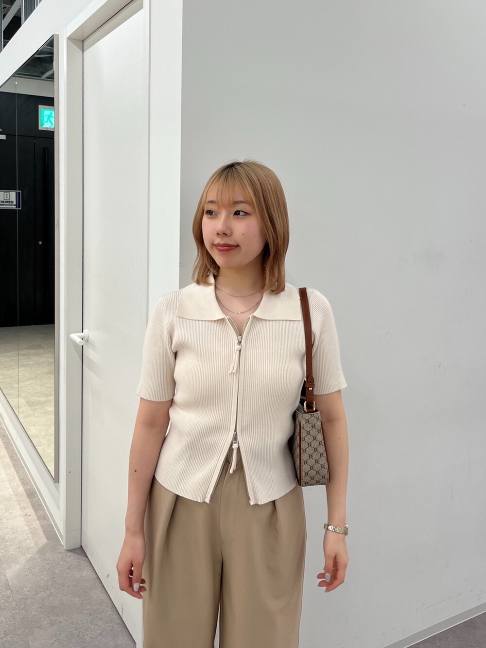 「きれいめカジュアル、シンプルコーデ、休日スタイル、春夏コーデ、淡色コーデ、ジップアップ、半袖ニット、襟付きトップス、ワイドパンツ、スラックス、キレイめコーデ、骨格ウェーブ、ワントーンコーデ、オトナカワイイ、パンツスタイル」｜「FREE'S MARTの◆ジップアップ半袖リブニット（ニット/セーター、ホワイト系）」を使った、misakiさん（レディース・157cm）の春コーディネートの3枚目の写真
