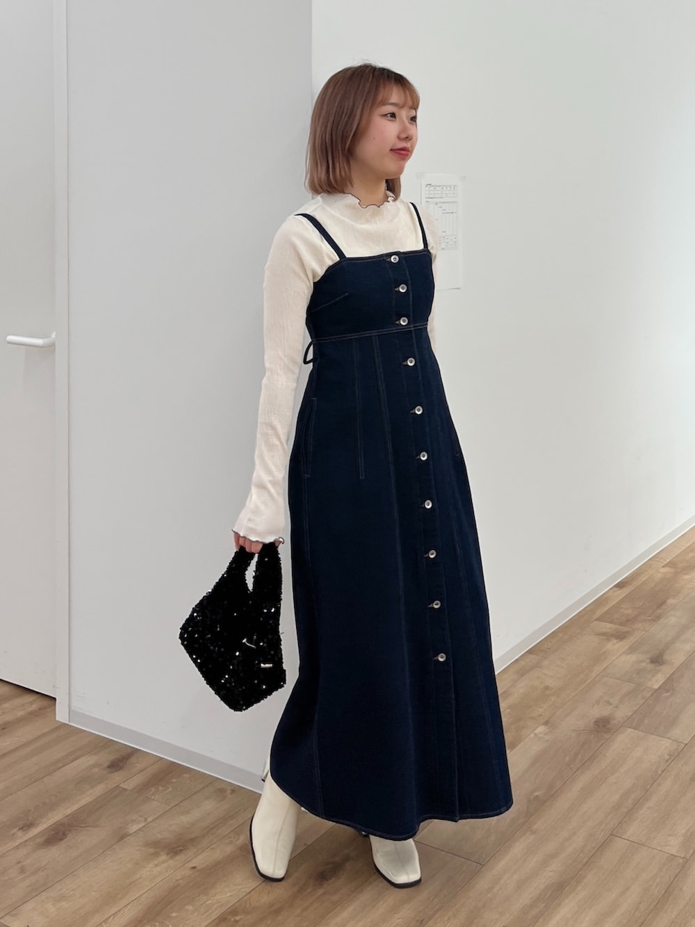 「春コーデ、デートコーデ、デニム、休日スタイル、レイヤードスタイル、キャミワンピ、デニムワンピース、ワントーンコーデ、きれいめカジュアル、お出かけコーデ、カジュアルガーリー、白ブーツ、骨格ウェーブ、おでかけコーデ、大人カジュアル」｜「FREE'S MARTの【Sシリーズ対応】フロントボタンデニムキャミワンピース（ワンピース、ブルー系）」を使った、misakiさん（レディース・157cm）の冬コーディネートの2枚目の写真