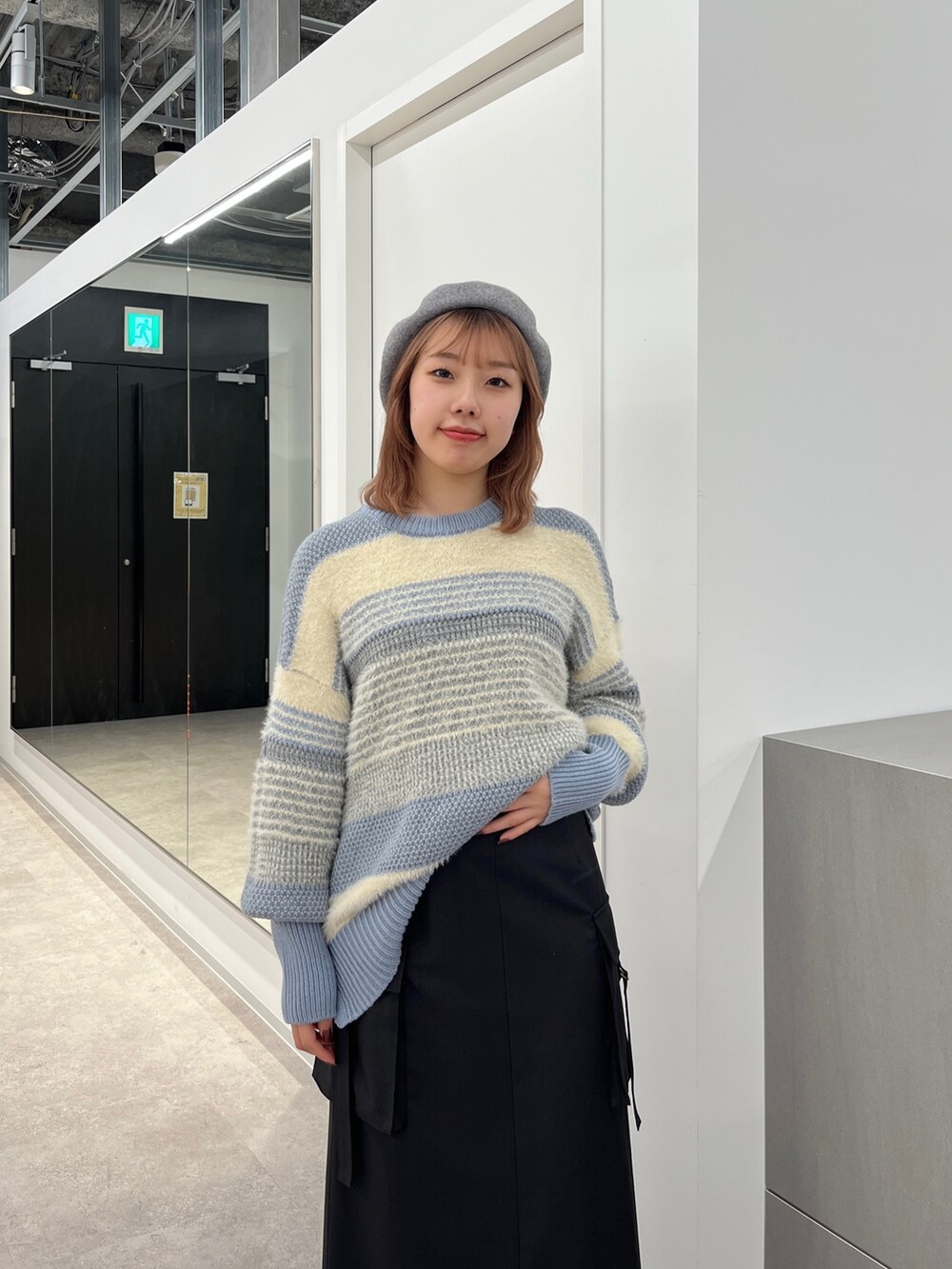 「ニット、冬コーデ、きれいめカジュアル、ファッションを楽しもう、お出かけコーデ、マルチボーダー、ブルー、ブルーコーデ、オーバーサイズ、ゆるニット、カーゴスカート、ロングスカート、骨格ウェーブ、ベレー帽、オトナカジュアル」｜「FREE'S MARTの◆シャギーミックスボーダーニット（ニット/セーター、ブルー系）」を使った、misakiさん（レディース・157cm）の秋コーディネートの3枚目の写真
