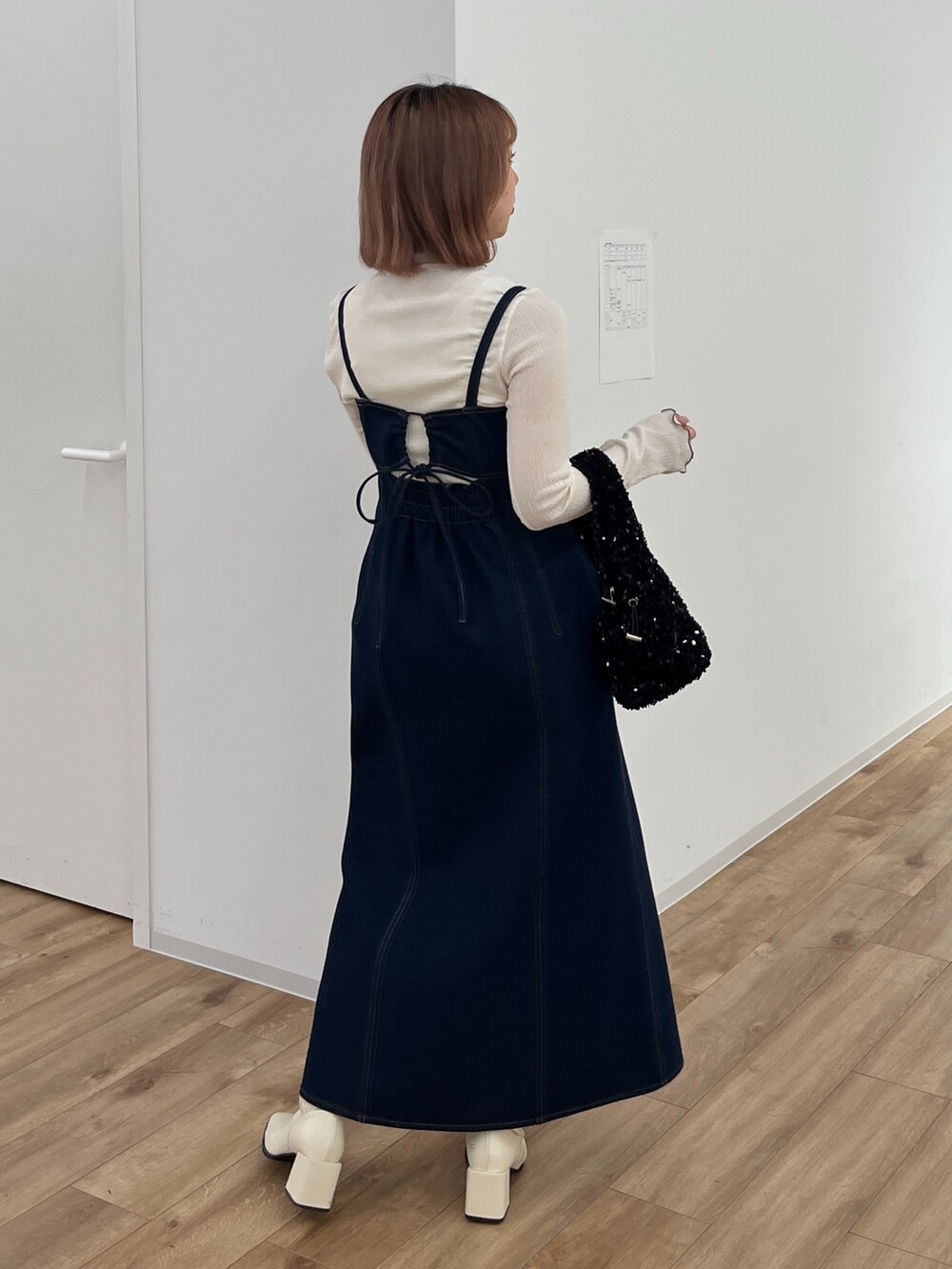 「春コーデ、デートコーデ、デニム、休日スタイル、レイヤードスタイル、キャミワンピ、デニムワンピース、ワントーンコーデ、きれいめカジュアル、お出かけコーデ、カジュアルガーリー、白ブーツ、骨格ウェーブ、おでかけコーデ、大人カジュアル」｜「FREE'S MARTの【Sシリーズ対応】フロントボタンデニムキャミワンピース（ワンピース、ブルー系）」を使った、misakiさん（レディース・157cm）の冬コーディネートの3枚目の写真