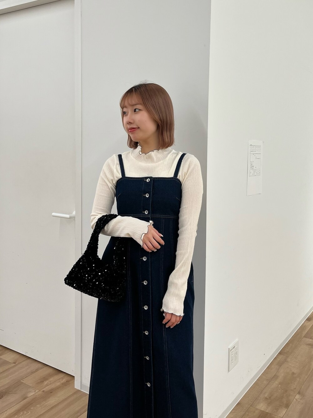 「春コーデ、デートコーデ、デニム、休日スタイル、レイヤードスタイル、キャミワンピ、デニムワンピース、ワントーンコーデ、きれいめカジュアル、お出かけコーデ、カジュアルガーリー、白ブーツ、骨格ウェーブ、おでかけコーデ、大人カジュアル」｜「FREE'S MARTの【Sシリーズ対応】フロントボタンデニムキャミワンピース（ワンピース、ブルー系）」を使った、misakiさん（レディース・157cm）の冬コーディネートの4枚目の写真