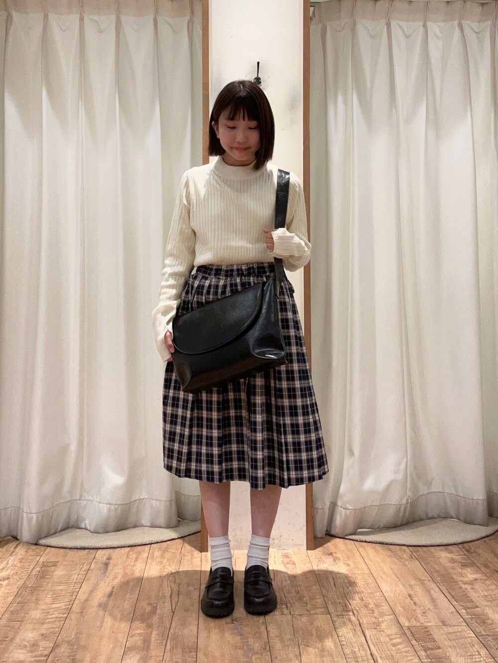 「ehka sopoのヴィンテージライクショルダーバッグ（ハンドバッグ、ブラック系）」を使った、akaneさん（レディース・152cm）の秋コーディネートの2枚目の写真