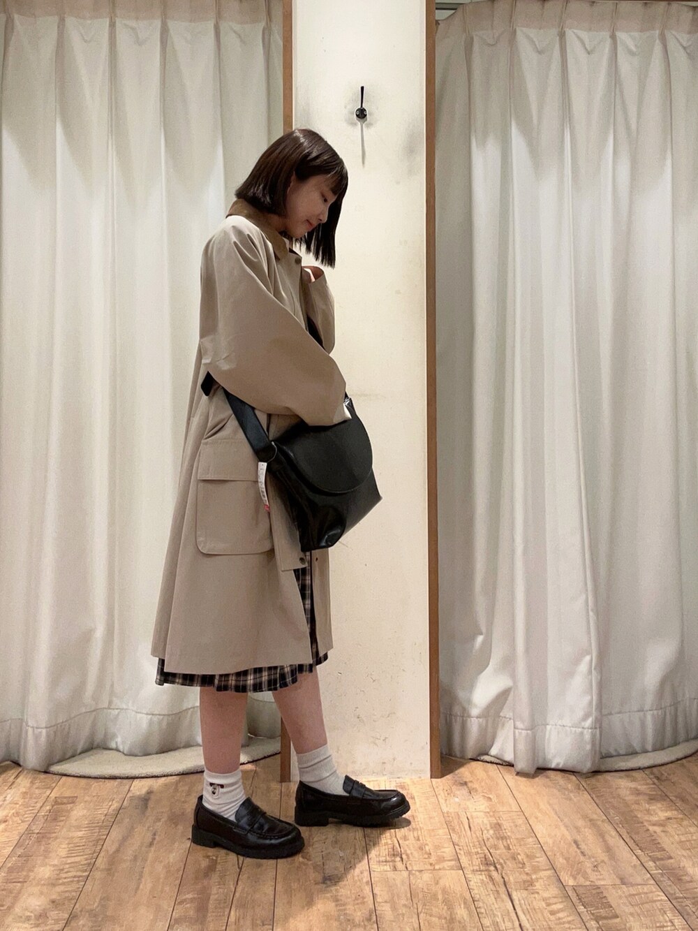 「ehka sopoのヴィンテージライクショルダーバッグ（ハンドバッグ、ブラック系）」を使った、akaneさん（レディース・152cm）の秋コーディネートの3枚目の写真