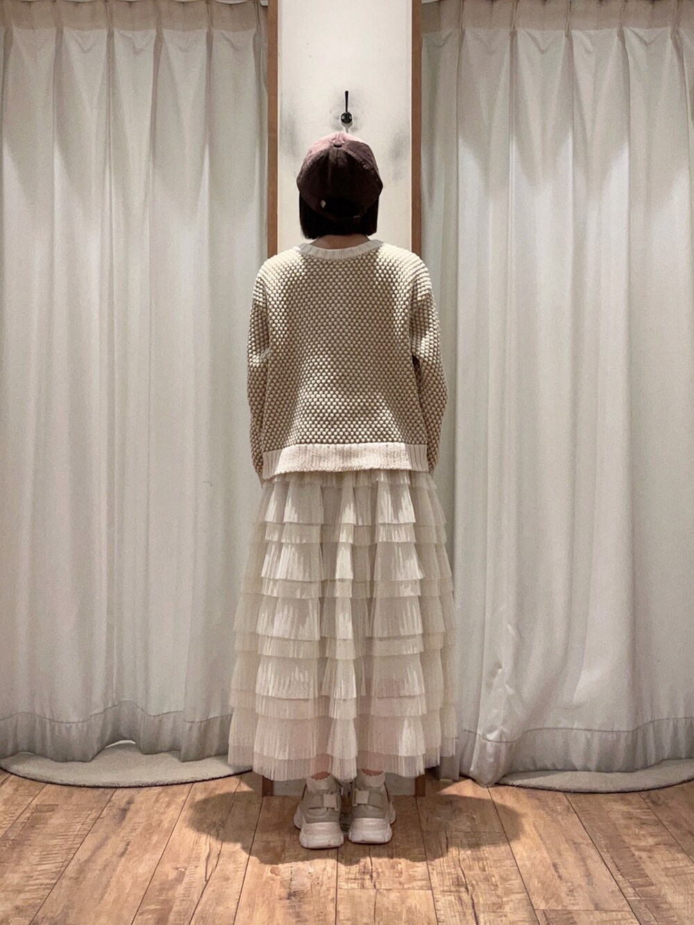 ホワイト系のスカート、ベージュ系のドレスシューズ、イエロー系のニット/セーターを着用したレディースの秋コーディネートの2枚目の写真