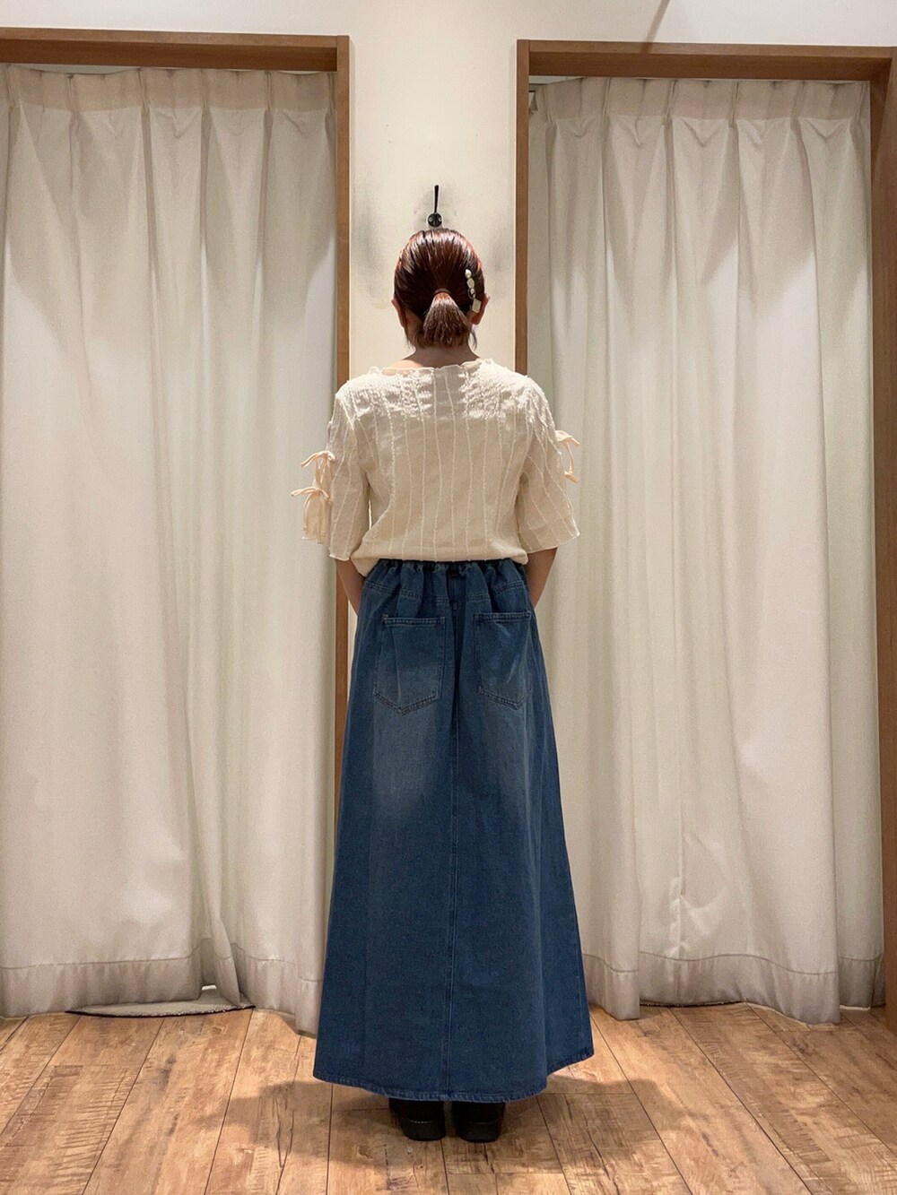 ブルー系のスカート、ホワイト系のTシャツ/カットソー、ブラック系のその他シューズを着用したレディースの夏コーディネートの2枚目の写真
