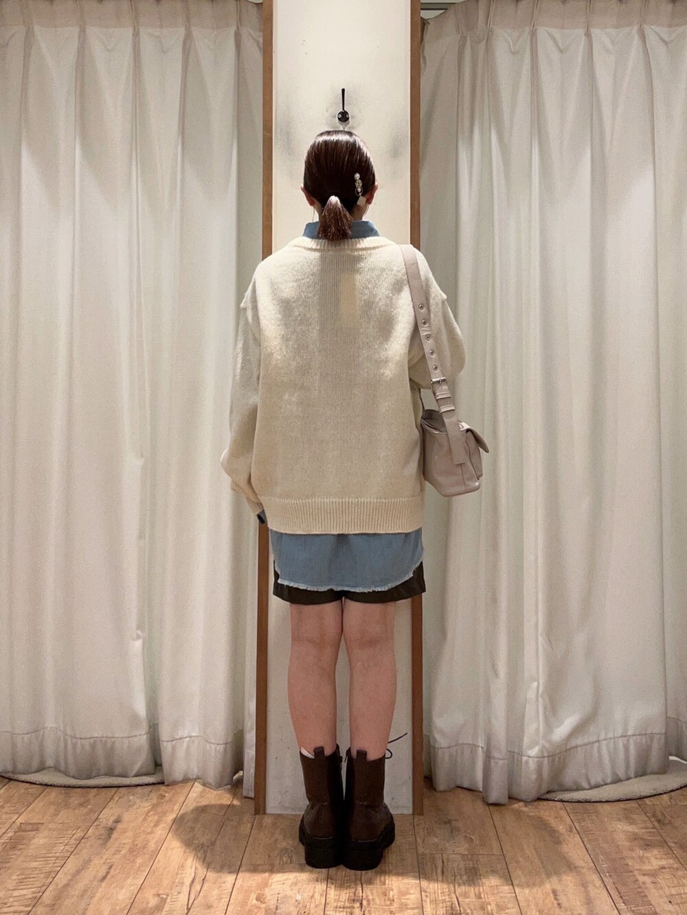 ホワイト系のニット/セーター、ブラウン系のその他パンツ、ブラウン系のブーツを着用したレディースの冬コーディネートの2枚目の写真