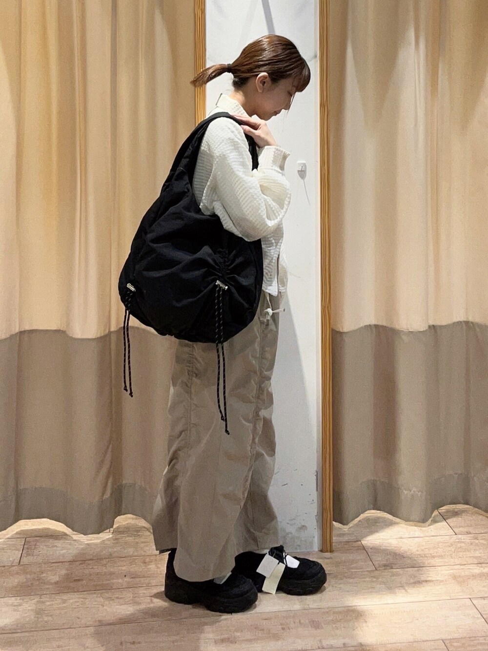 「ehka sopoのストラップスニーカー(スニーカー、ブラック系)」を使った、akaneさん(レディース・152cm)の春コーディネートの2枚目の写真