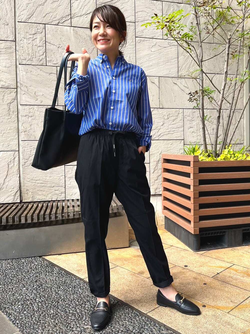 ブルー系のシャツ/ブラウス、ベージュ系のバックパック/リュック、ブラック系のその他パンツを着用したレディースの夏コーディネートの2枚目の写真