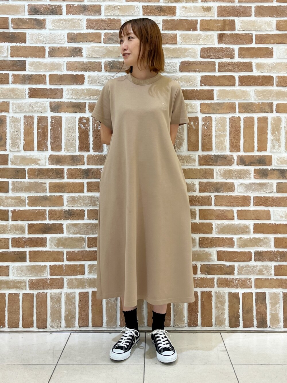 ブラック系のカーディガン/ボレロ、ブルー系のショルダーバッグ、ベージュ系のワンピースを着用したレディースの秋コーディネートの5枚目の写真