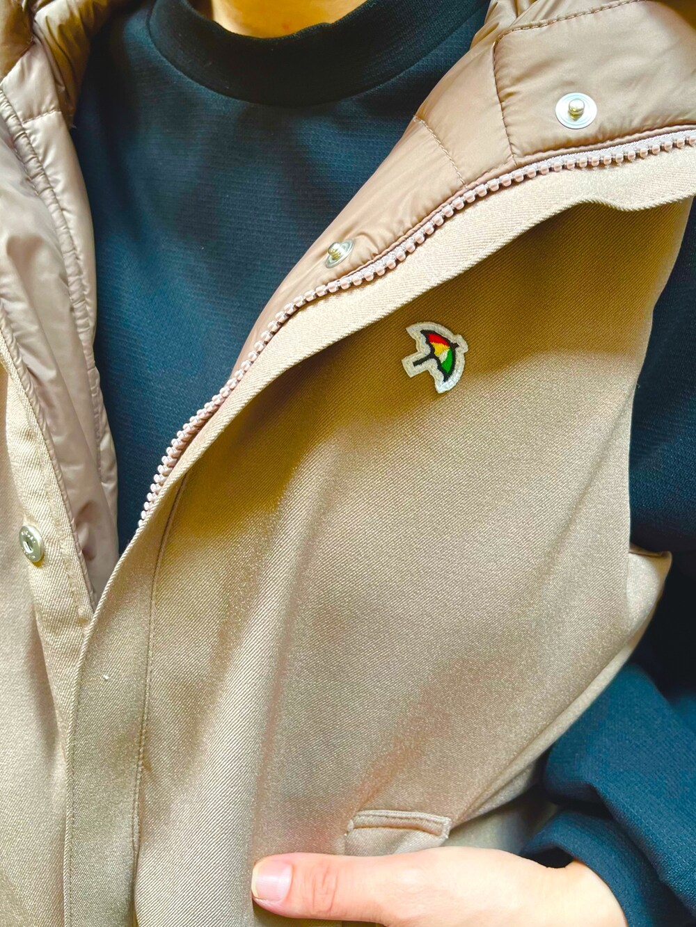 グレー系のスニーカー、イエロー系のスカート、ブラック系のTシャツ/カットソーを着用したレディースの秋コーディネートの3枚目の写真