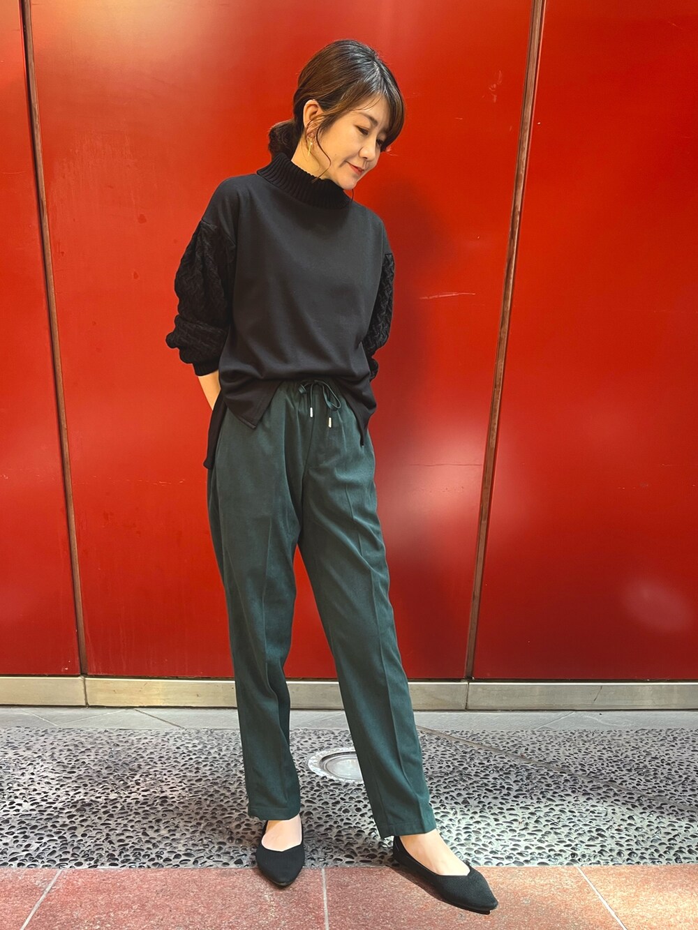 ホワイト系のブルゾン、ベージュ系のその他トップス、ブラック系のトートバッグを着用したレディースの秋コーディネートの4枚目の写真