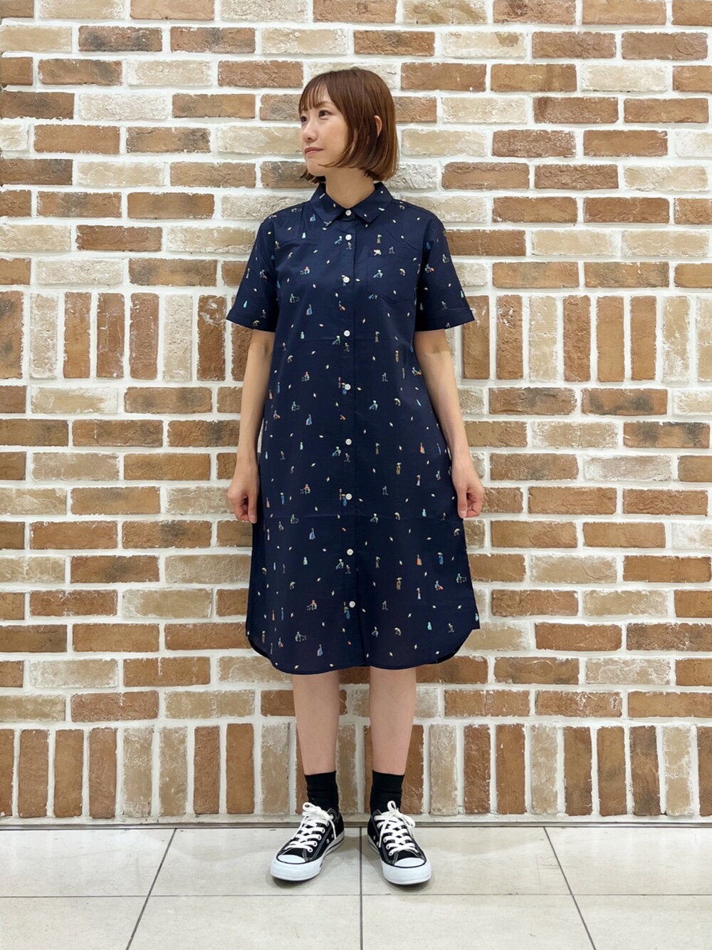 ホワイト系のTシャツ/カットソー、ベージュ系のショルダーバッグ、ベージュ系のその他パンツを着用したレディースの夏コーディネートの3枚目の写真