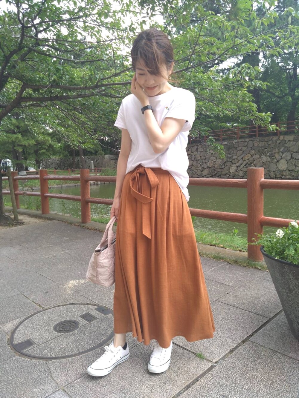 ホワイト系のTシャツ/カットソー、ベージュ系のトートバッグ、ブラウン系のスカートを着用したレディースの夏コーディネートの2枚目の写真