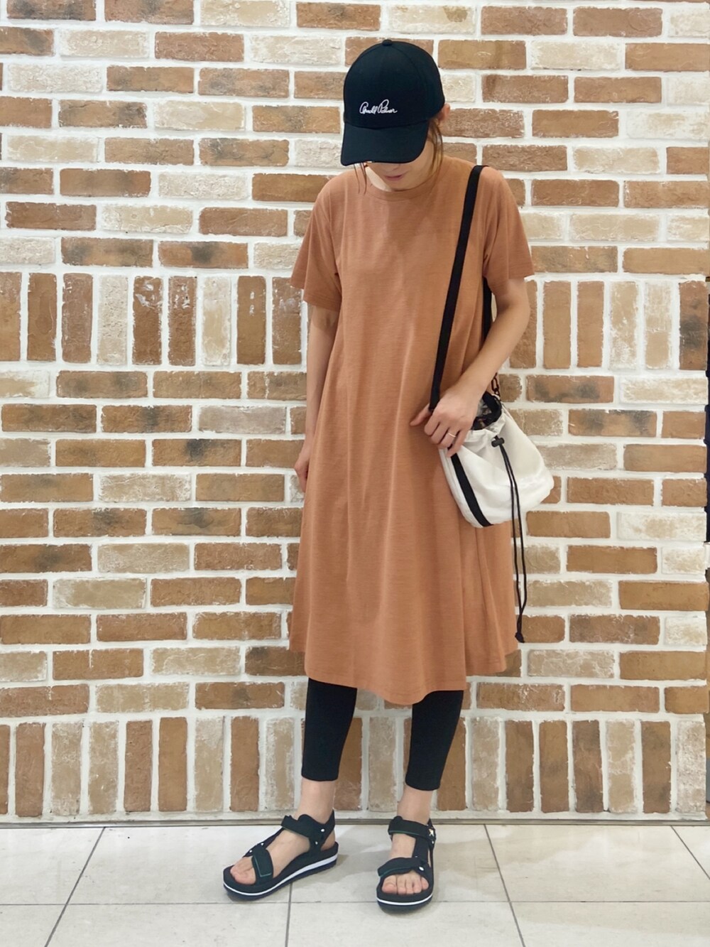 ブラウン系のワンピース、ベージュ系のショルダーバッグ、ブラック系のその他パンツを着用したレディースの夏コーディネートの3枚目の写真