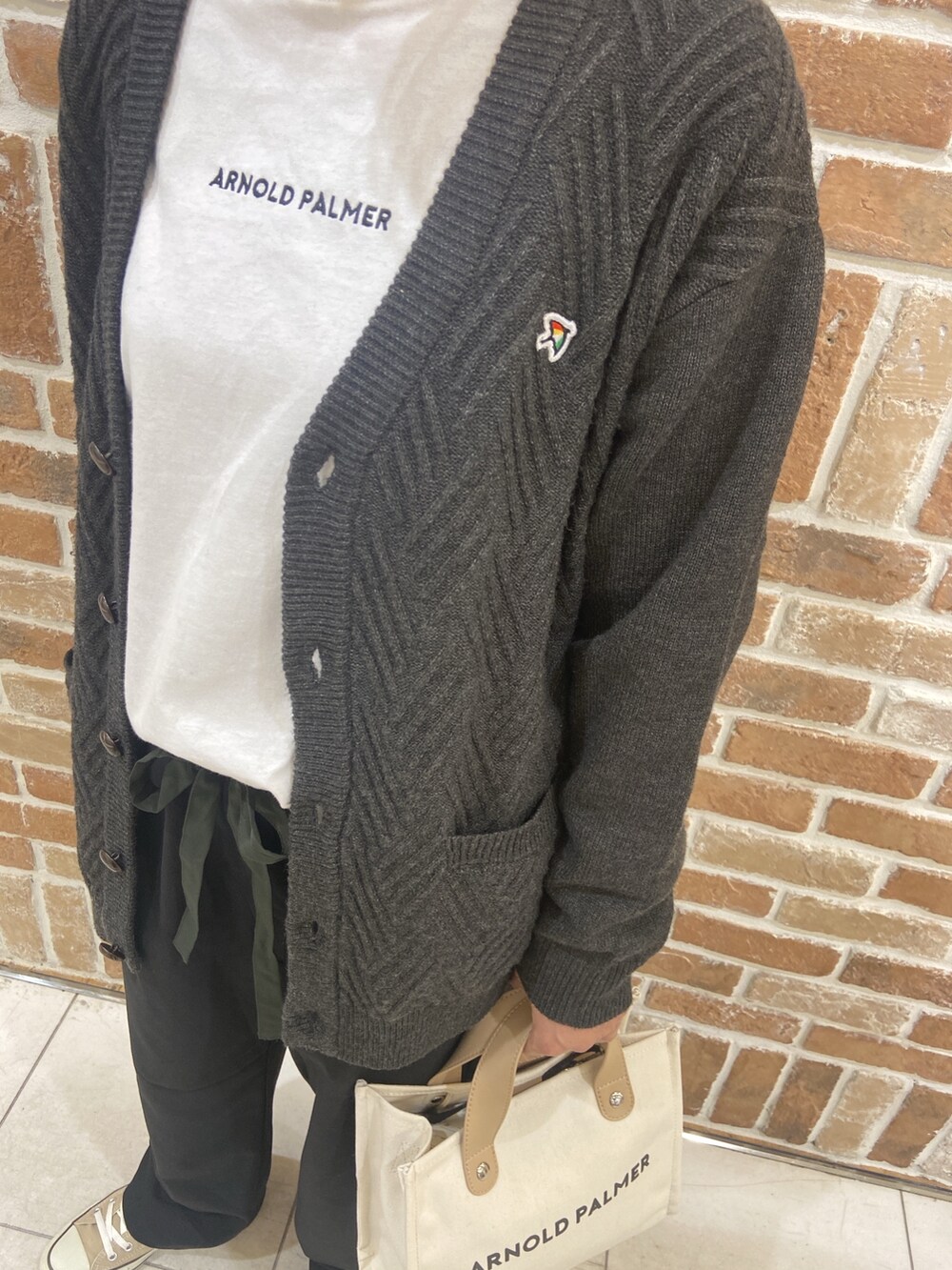「アーノルドパーマー、Arnold Palmer、カーディガン、カジュアルコーデ、休日スタイル、リラックススタイル、ママコーデ、白Tシャツ、ラクチンコーデ、秋コーデ」｜「Arnold Palmerのジオメトリック ニットカーディガン（カーディガン/ボレロ、ブラック系）」を使った、アーノルドパーマー@リバーウォーク北九州さん（レディース・162cm）の秋コーディネートの2枚目の写真