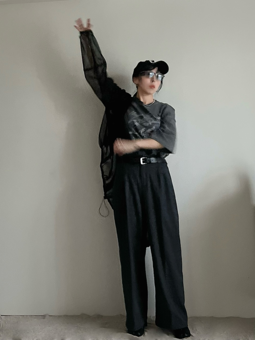 ブラック系のジャケット/アウター、グレー系のTシャツ/カットソー、ブラック系のバッグを着用したレディースの春コーディネートの3枚目の写真