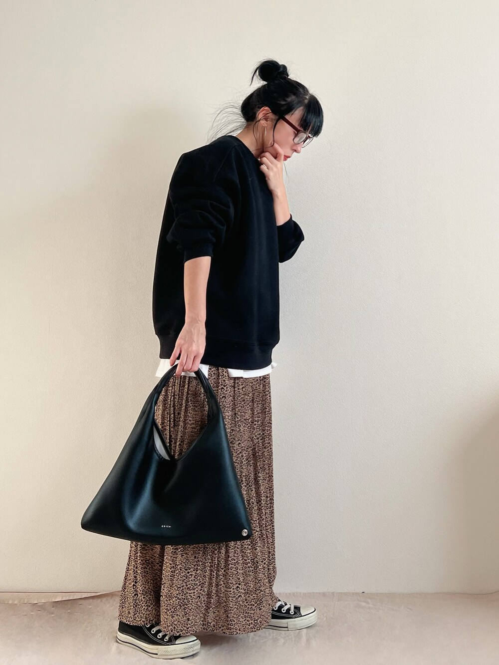 ブラック系のバッグ、ブラウン系のスカート、ブラック系のスニーカーを着用したレディースの冬コーディネートの4枚目の写真