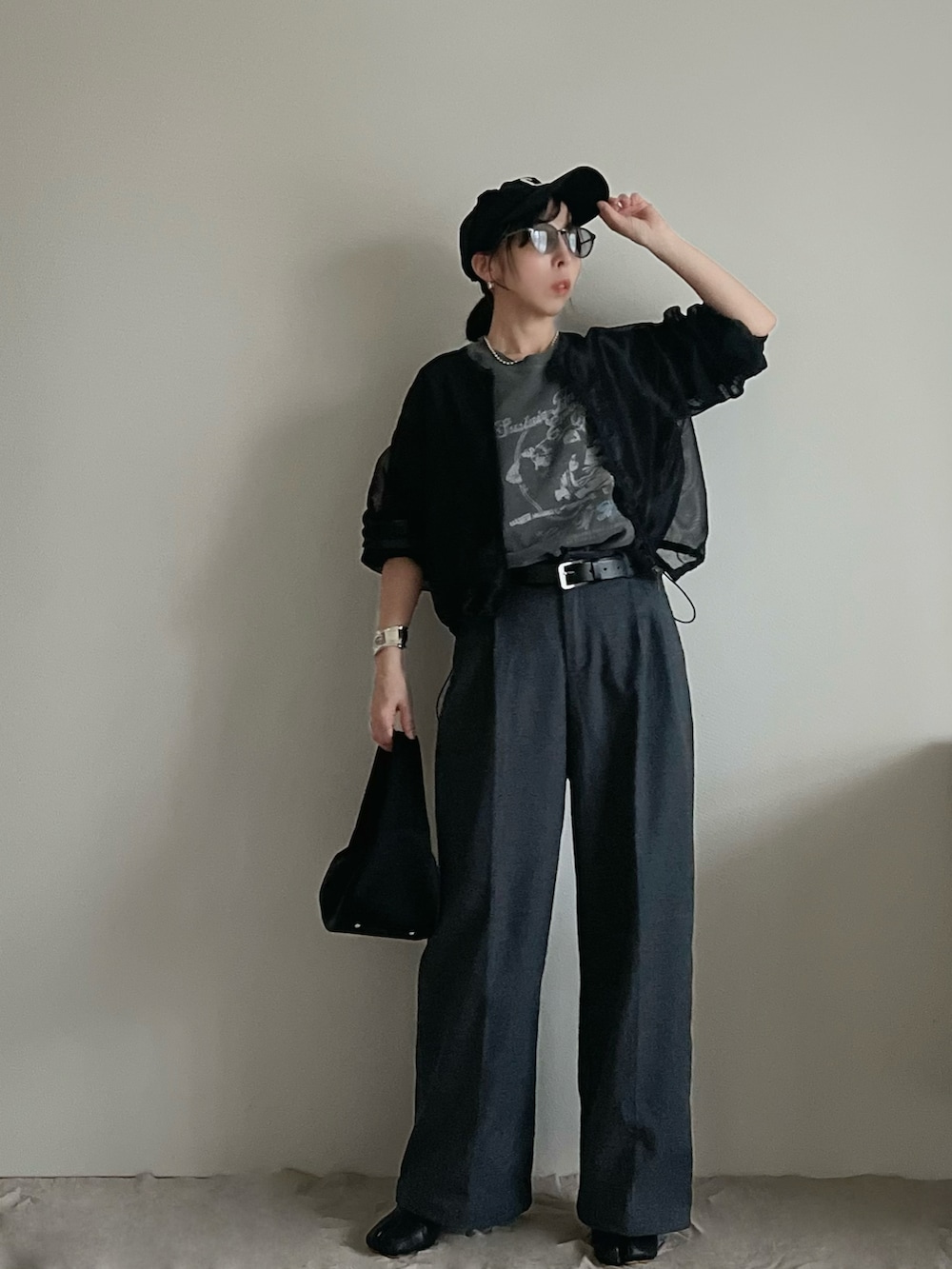 ブラック系のジャケット/アウター、グレー系のTシャツ/カットソー、ブラック系のバッグを着用したレディースの春コーディネートの2枚目の写真