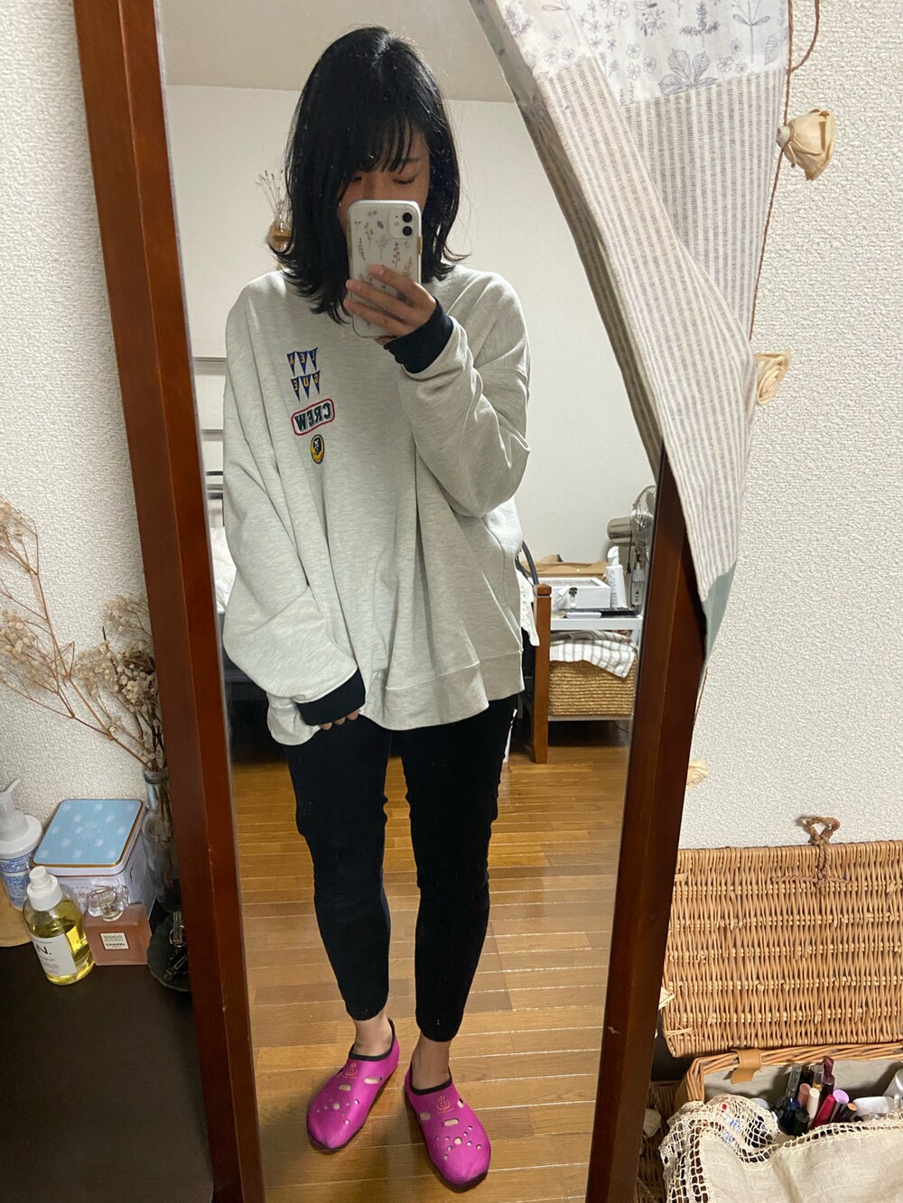 グリーン系のノーカラージャケット、グレー系のスウェットを着用したレディースの冬コーディネートの2枚目の写真