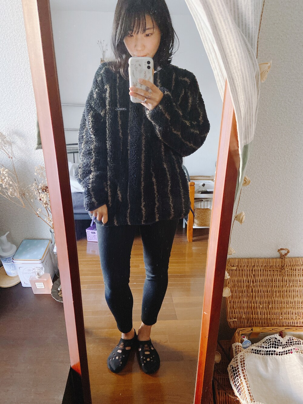 ブラック系のパンツを着用したレディースの冬コーディネートの2枚目の写真