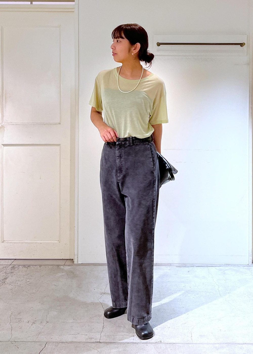 グレー系のその他パンツ、ブラック系のショルダーバッグ、ブラック系のブーツを着用したレディースの夏コーディネートの2枚目の写真