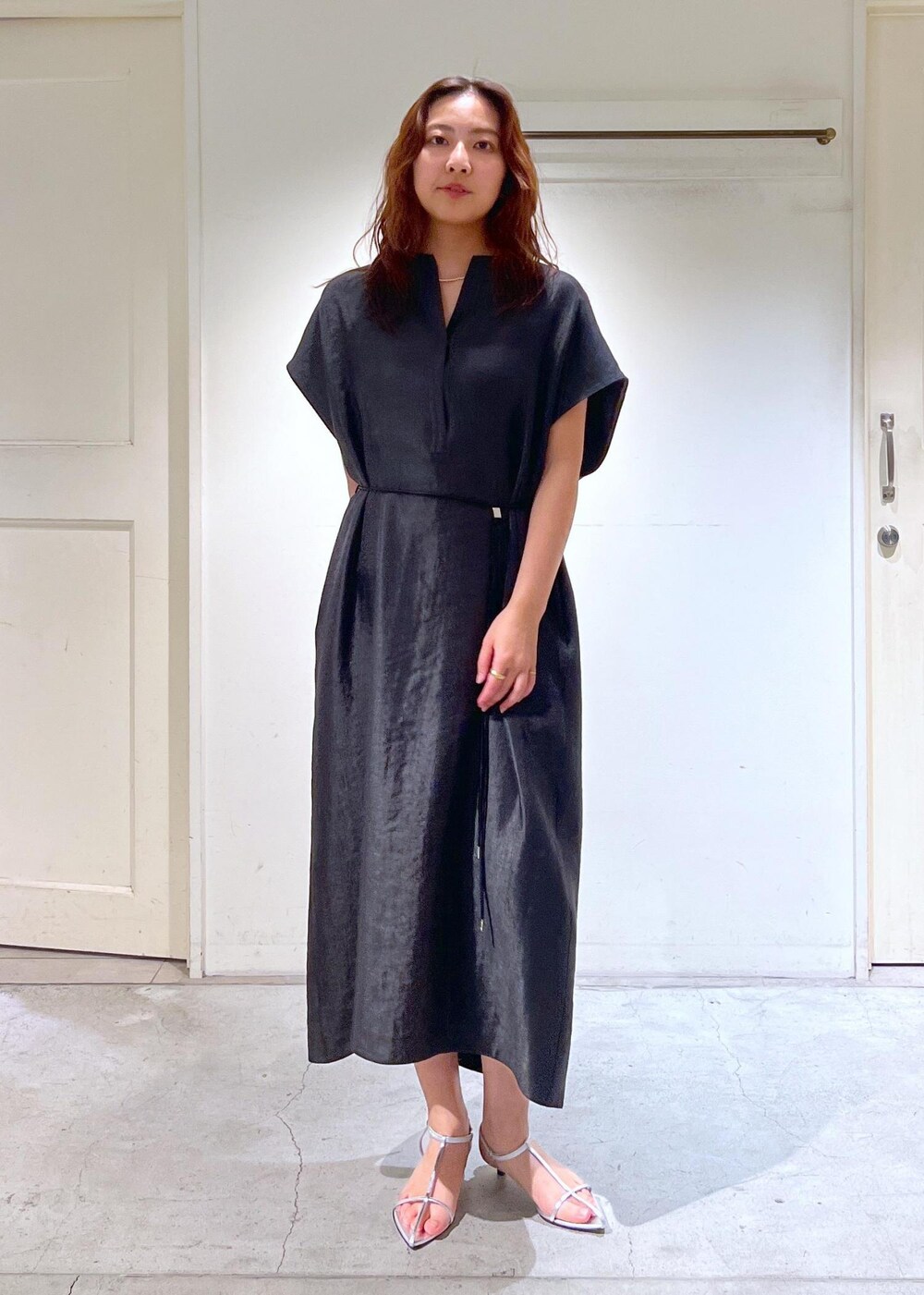 ホワイト系のチューブトップ、シルバー系のサンダル、ホワイト系のショルダーバッグを着用したレディースの春コーディネートの5枚目の写真