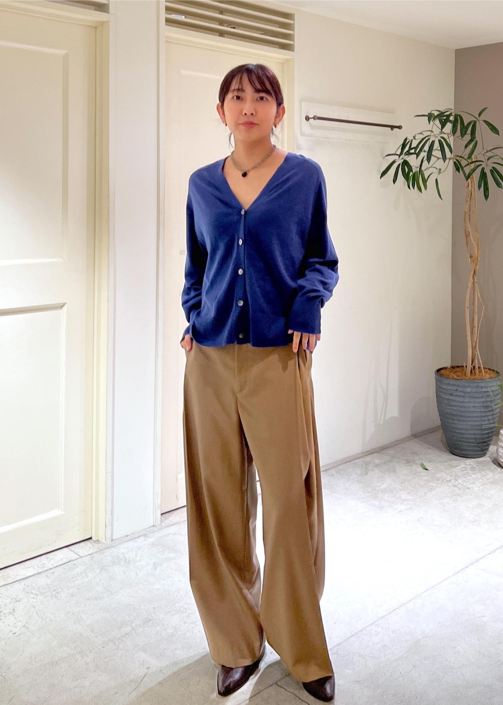 ベージュ系のその他パンツ、ブルー系のカーディガン/ボレロ、ブラウン系のその他シューズを着用したレディースの秋コーディネートの3枚目の写真
