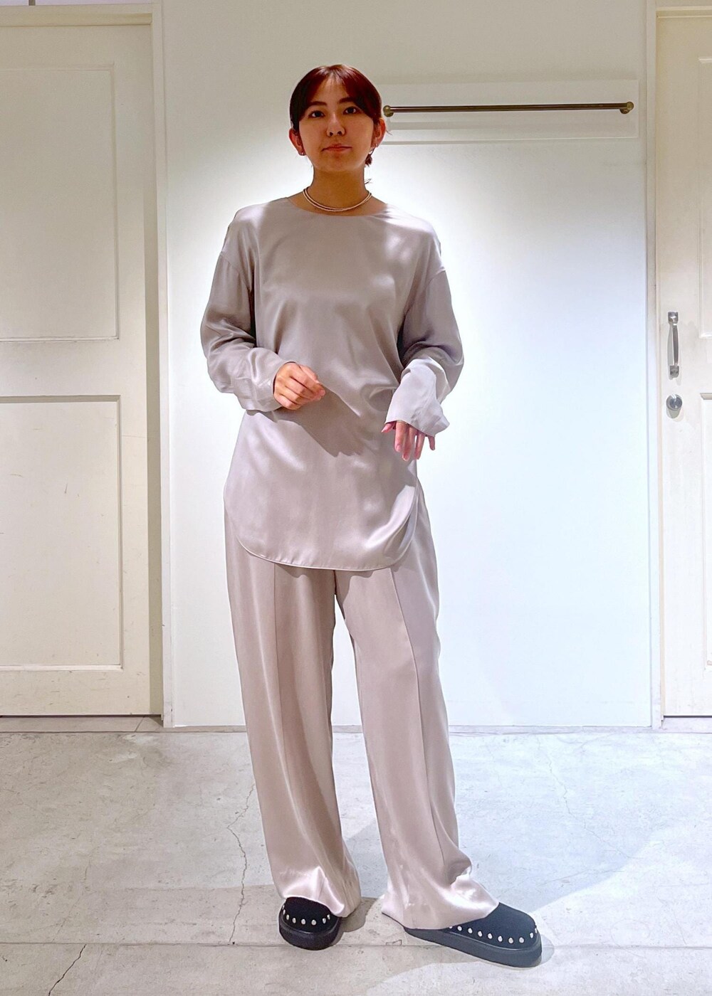 グレー系のその他パンツ、グレー系のシャツ/ブラウス、ブラック系のショルダーバッグを着用したレディースの秋コーディネートの5枚目の写真