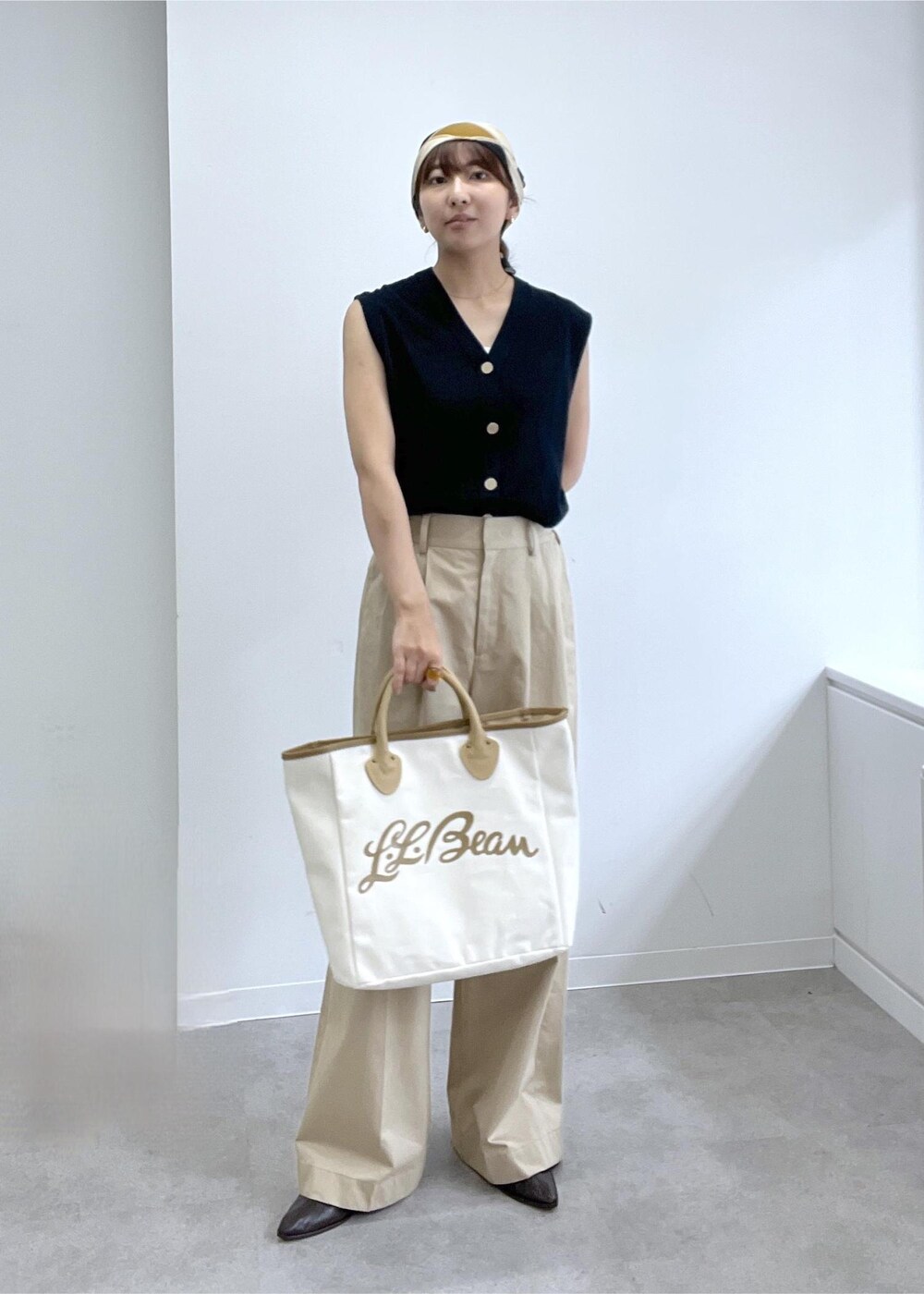 ベージュ系のその他パンツ、ブルー系のベスト、ブラウン系のその他シューズを着用したレディースの夏コーディネートの2枚目の写真