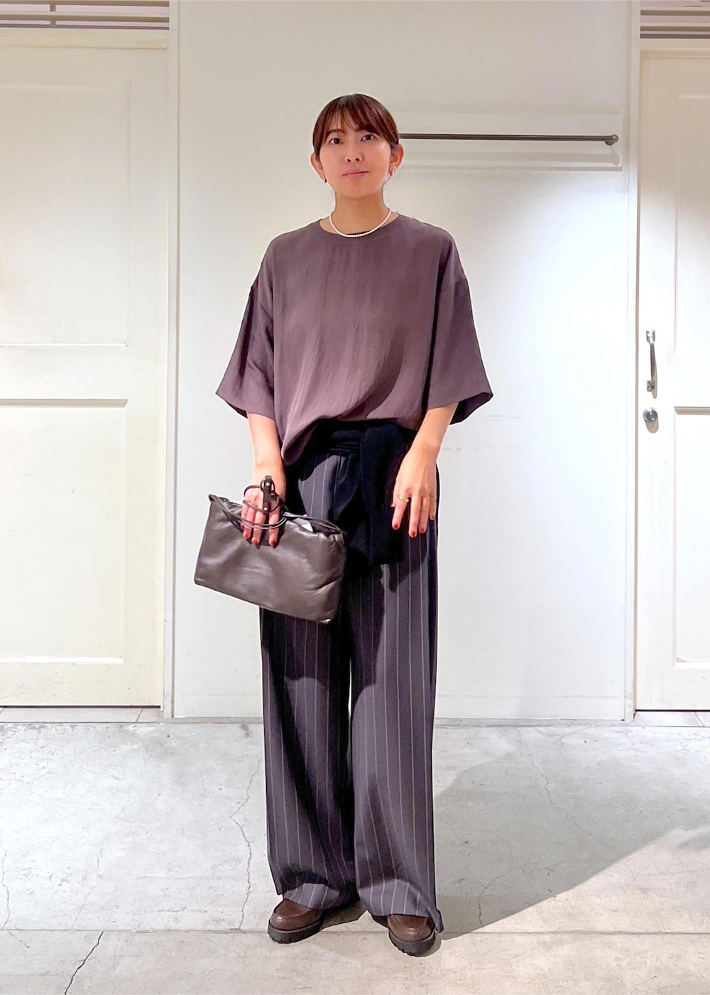 ブラウン系のシャツ/ブラウス、グレー系のその他パンツ、ブラック系のカーディガン/ボレロを着用したレディースの夏コーディネートの4枚目の写真