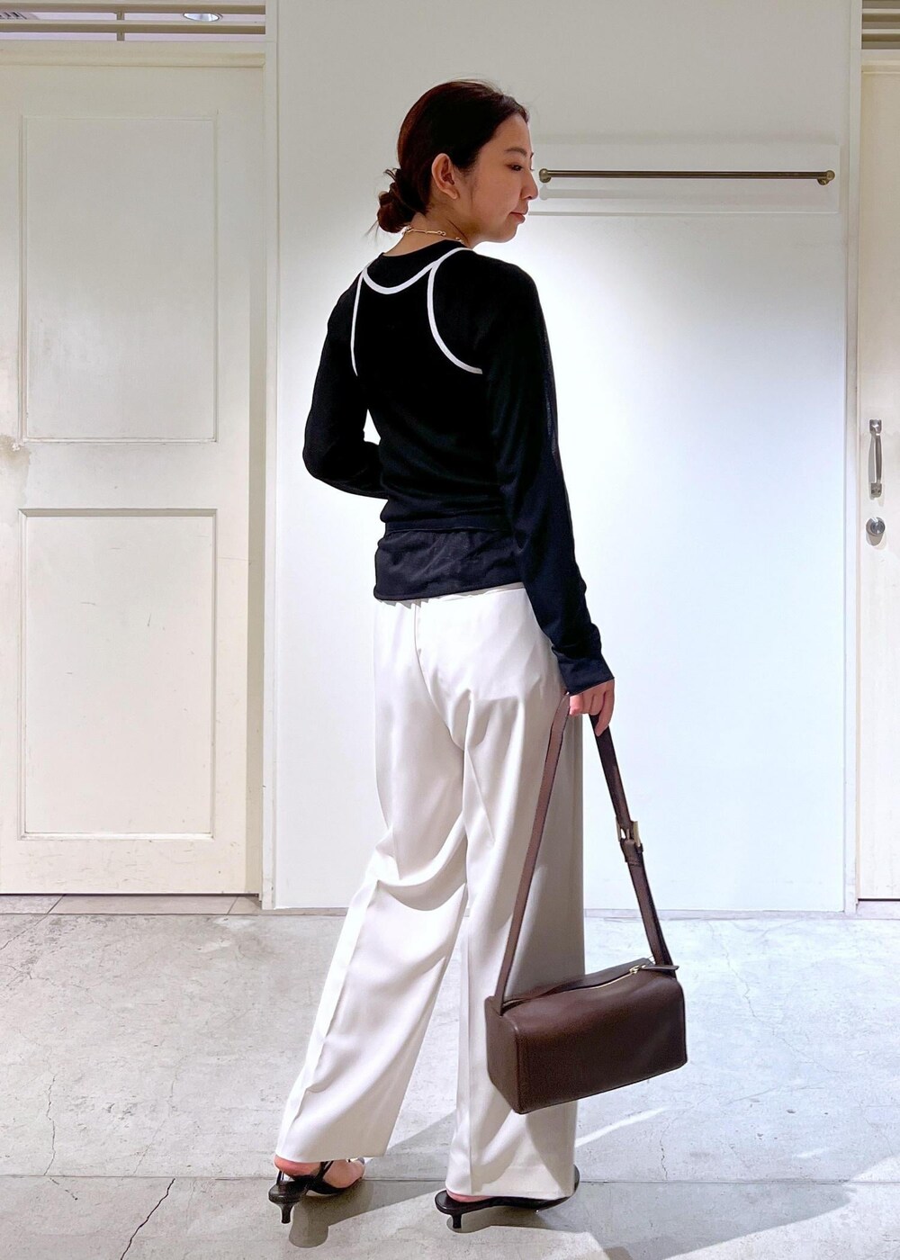 ブラック系のサンダル、ブラック系のタンクトップ、ブラック系のTシャツ/カットソーを着用したレディースの夏コーディネートの3枚目の写真