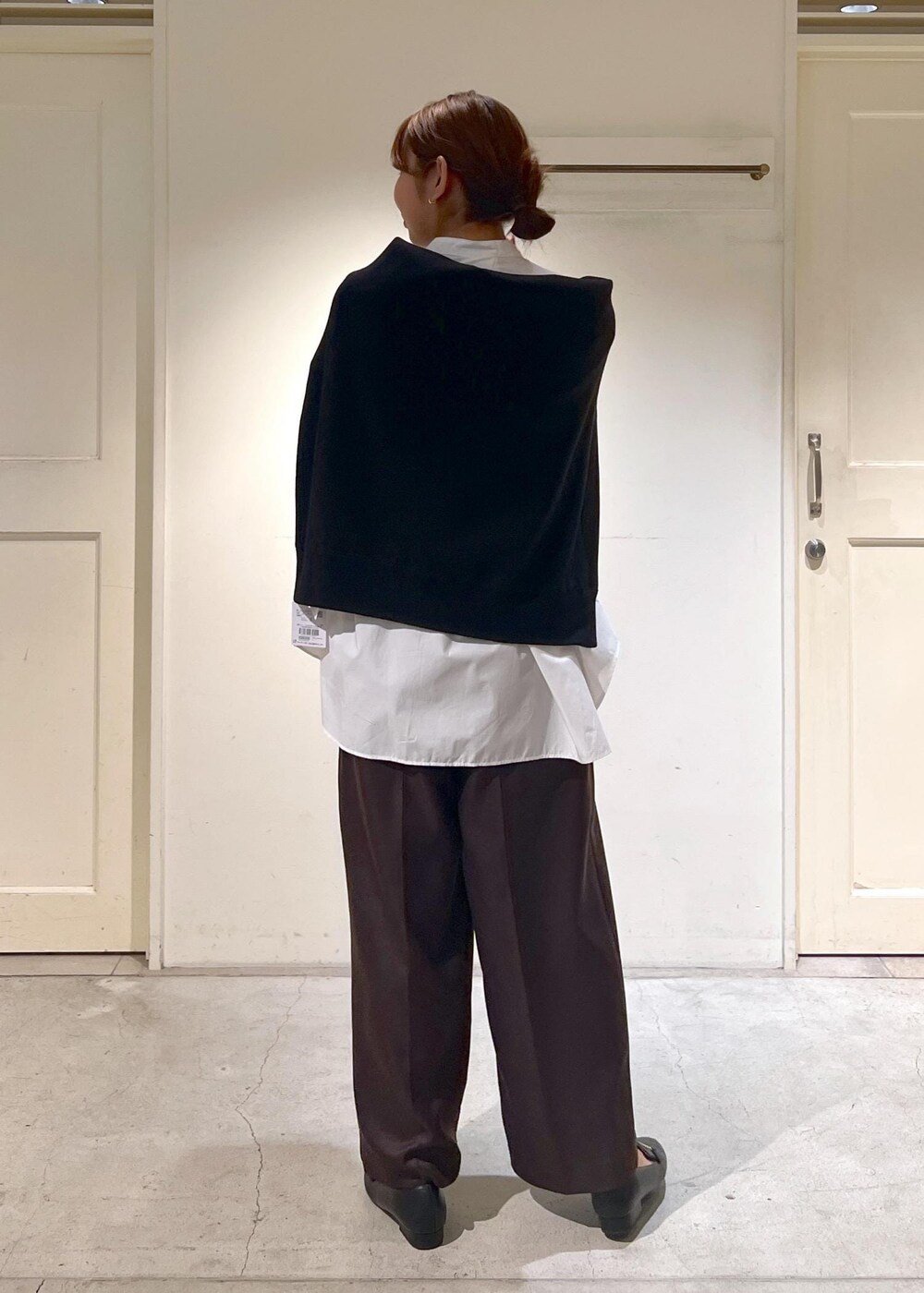 ホワイト系のシャツ/ブラウス、ブラック系のスウェット、ブラウン系のスラックスを着用したレディースの秋コーディネートの4枚目の写真