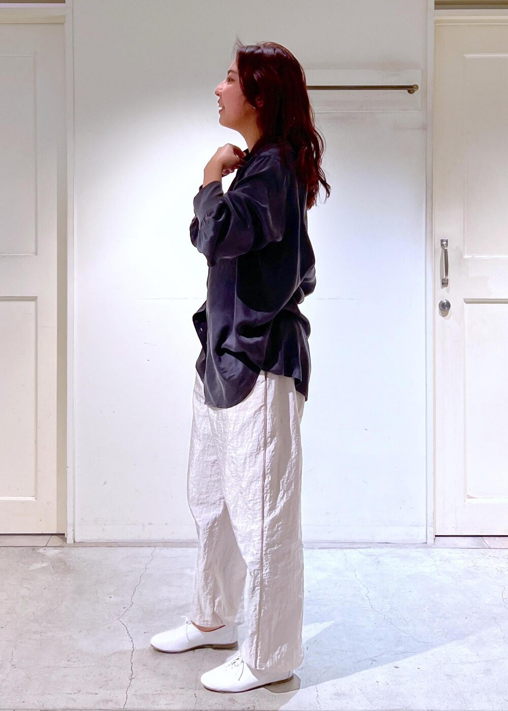 ホワイト系のその他シューズ、グレー系のその他パンツ、グレー系のシャツ/ブラウスを着用したレディースの春コーディネートの3枚目の写真