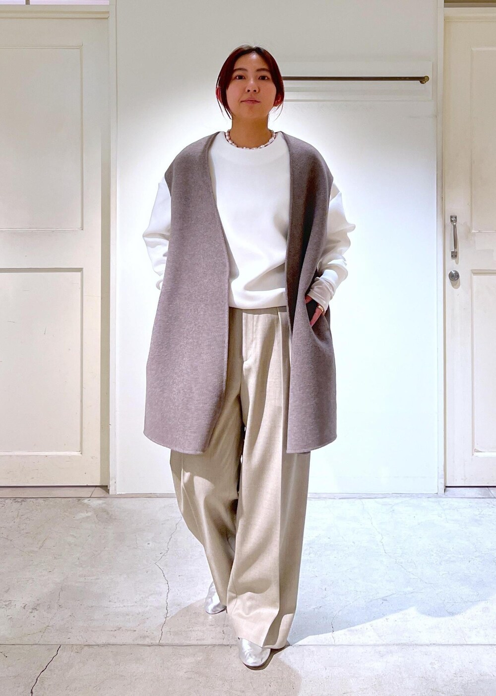 シルバー系のその他シューズ、グレー系のショルダーバッグ、グリーン系のカーディガン/ボレロを着用したレディースの冬コーディネートの4枚目の写真