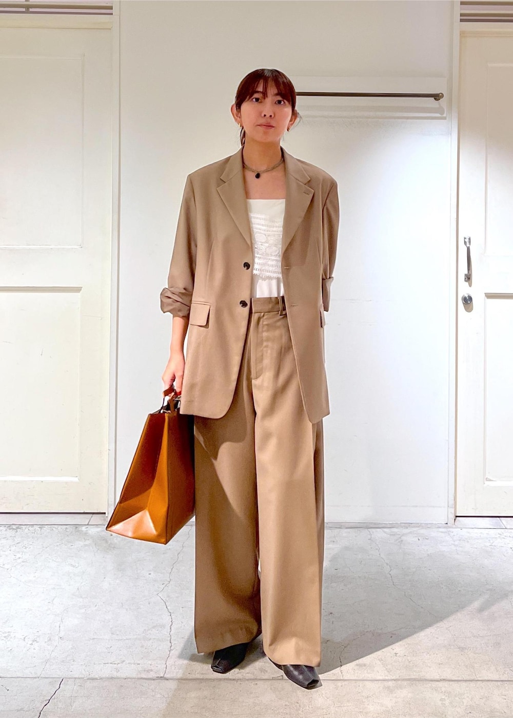 ブラック系のその他シューズ、ベージュ系のその他パンツ、ベージュ系のテーラードジャケットを着用したレディースの夏コーディネートの3枚目の写真