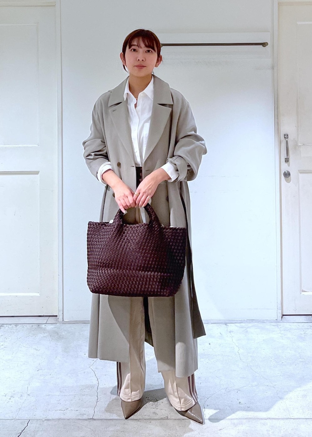 グリーン系のパンプス、ベージュ系のその他パンツ、ブラウン系のトートバッグを着用したレディースの冬コーディネートの2枚目の写真