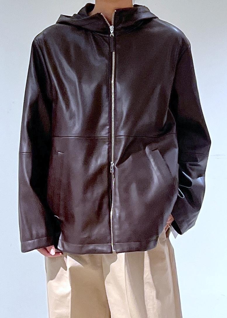 ブラウン系のローファー、ベージュ系のショルダーバッグ、ブラウン系のブルゾンを着用したレディースの冬コーディネートの6枚目の写真