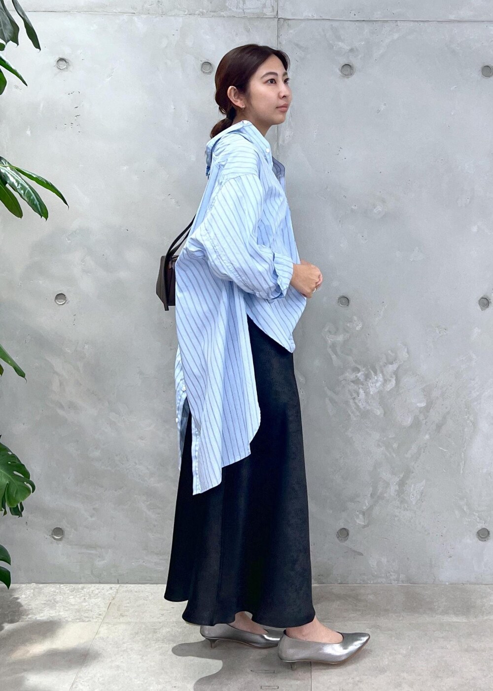 ブルー系のシャツ/ブラウス、ブラック系のスカート、ブラウン系のショルダーバッグを着用したレディースの夏コーディネートの2枚目の写真