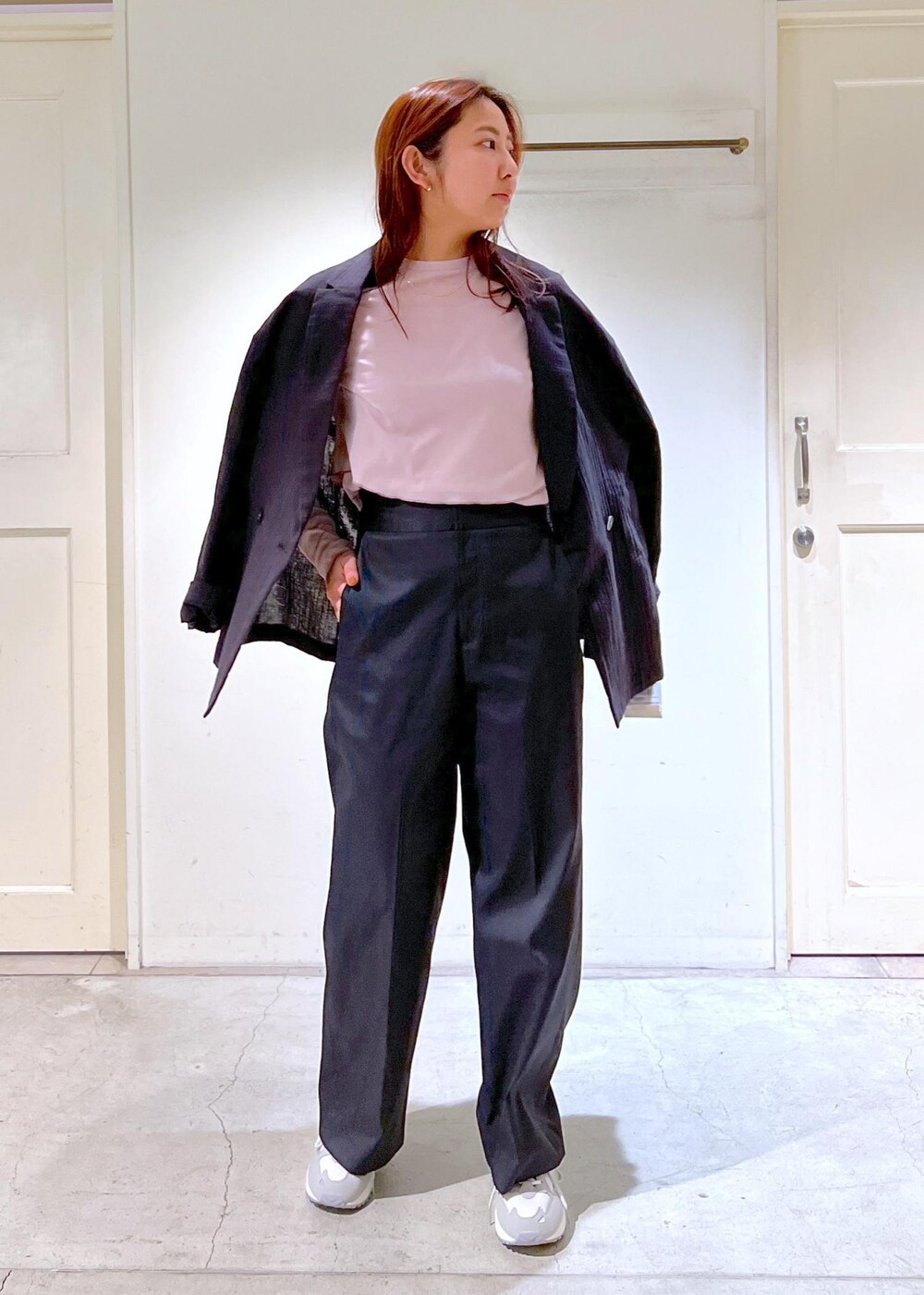 ブラック系のその他パンツ、パープル系のTシャツ/カットソー、ブラック系のテーラードジャケットを着用したレディースの春コーディネートの4枚目の写真