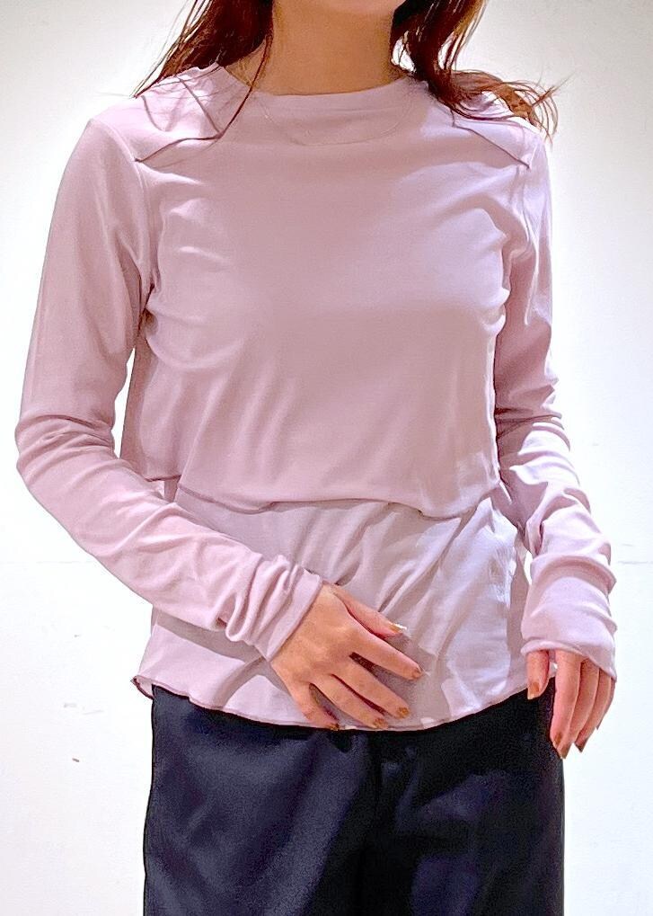 ブラック系のその他パンツ、パープル系のTシャツ/カットソー、ブラック系のテーラードジャケットを着用したレディースの春コーディネートの6枚目の写真