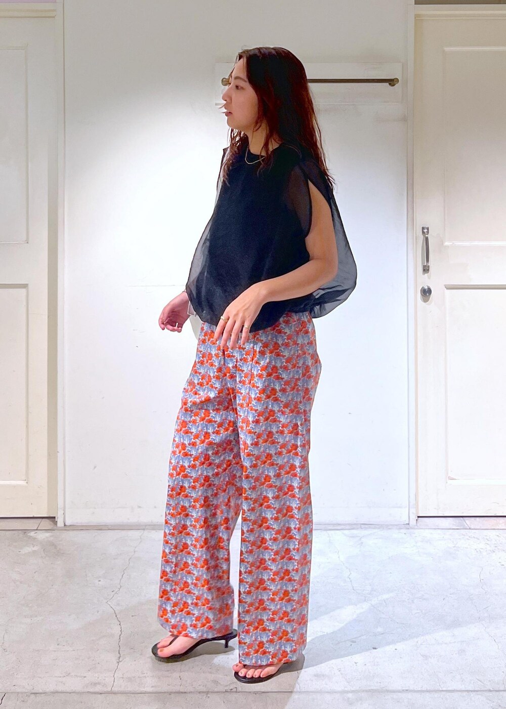 シルバー系のショルダーバッグ、ブラック系のサンダル、ブラック系のTシャツ/カットソーを着用したレディースの夏コーディネートの4枚目の写真