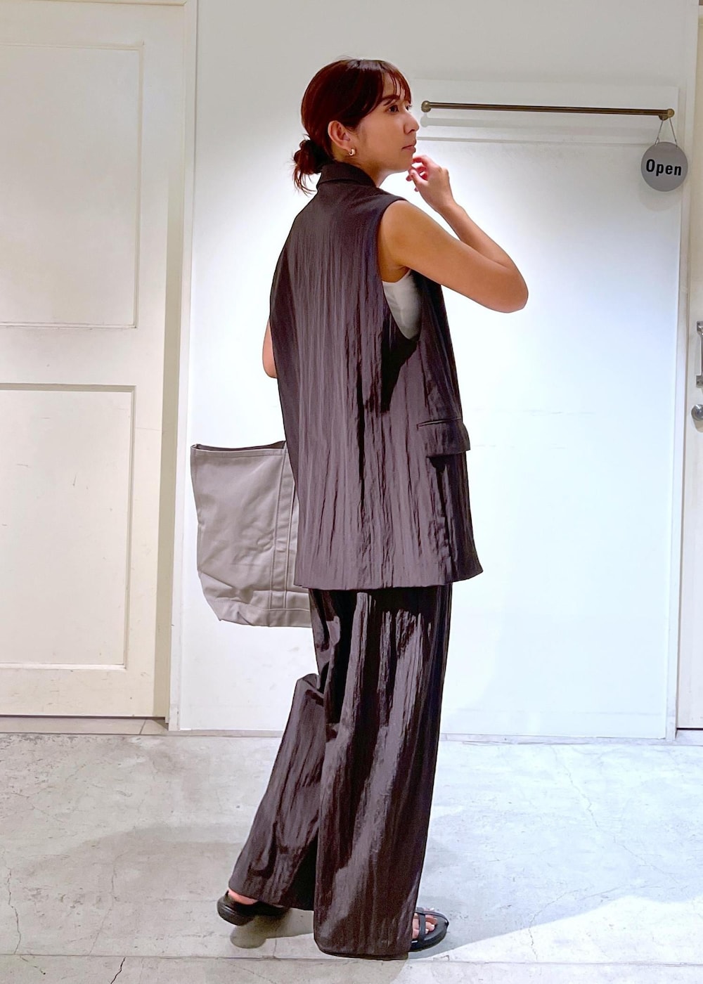 ブラック系のサンダル、ブラウン系のその他パンツ、ブラウン系のベストを着用したレディースの夏コーディネートの4枚目の写真