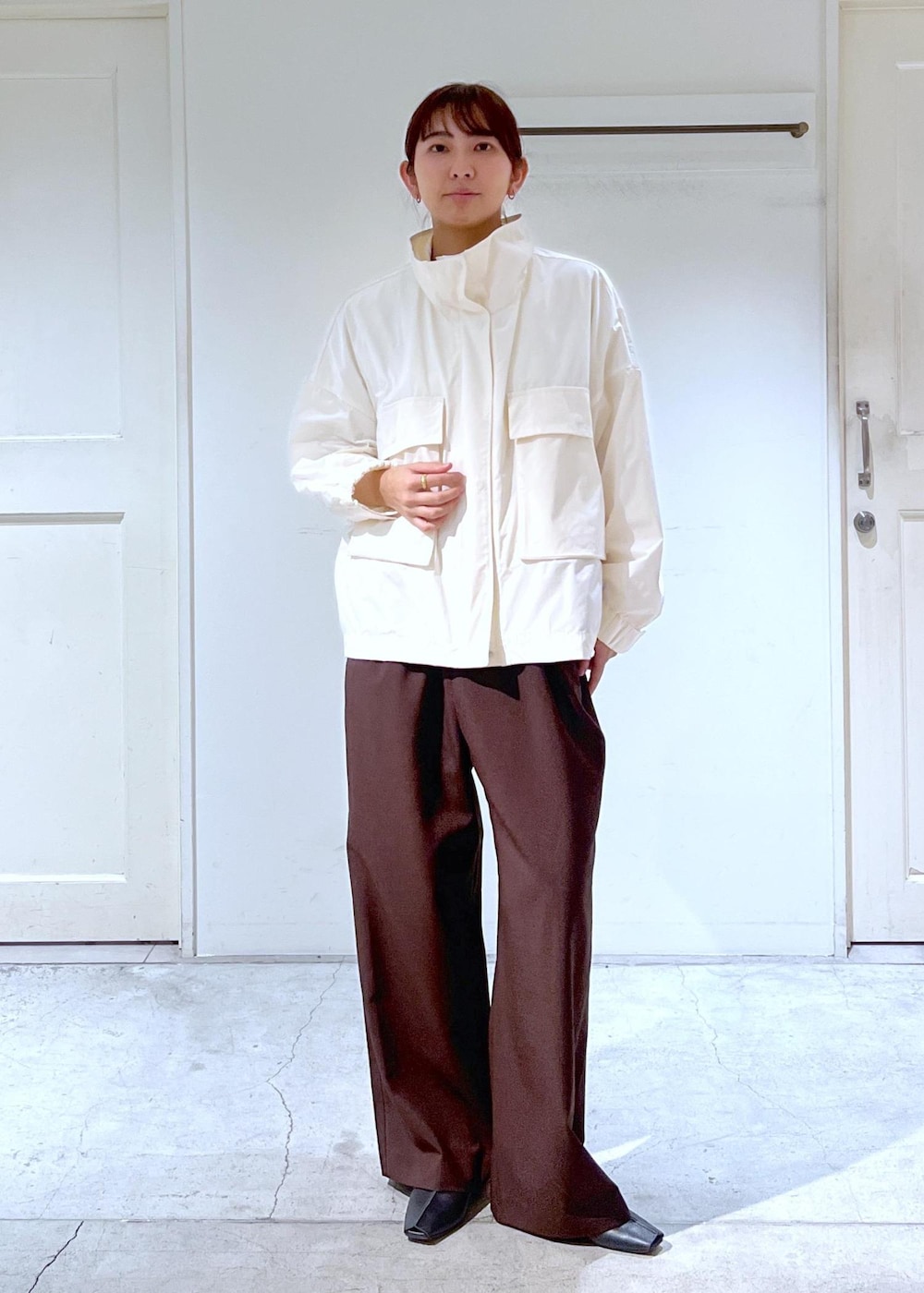 ブラック系のその他シューズ、ホワイト系のブルゾン、ホワイト系のTシャツ/カットソーを着用したレディースの春コーディネートの3枚目の写真