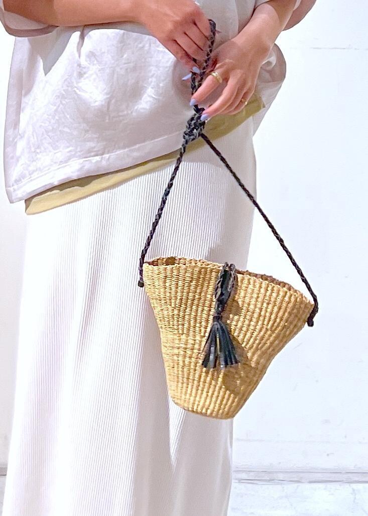 ゴールド系のサンダル、イエロー系のキャミソール、ホワイト系のTシャツ/カットソーを着用したレディースの夏コーディネートの7枚目の写真