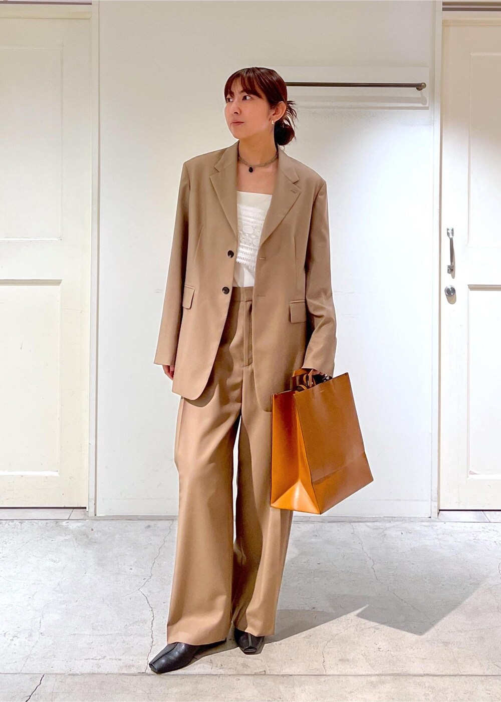 ブラック系のその他シューズ、ベージュ系のその他パンツ、ベージュ系のテーラードジャケットを着用したレディースの夏コーディネートの2枚目の写真