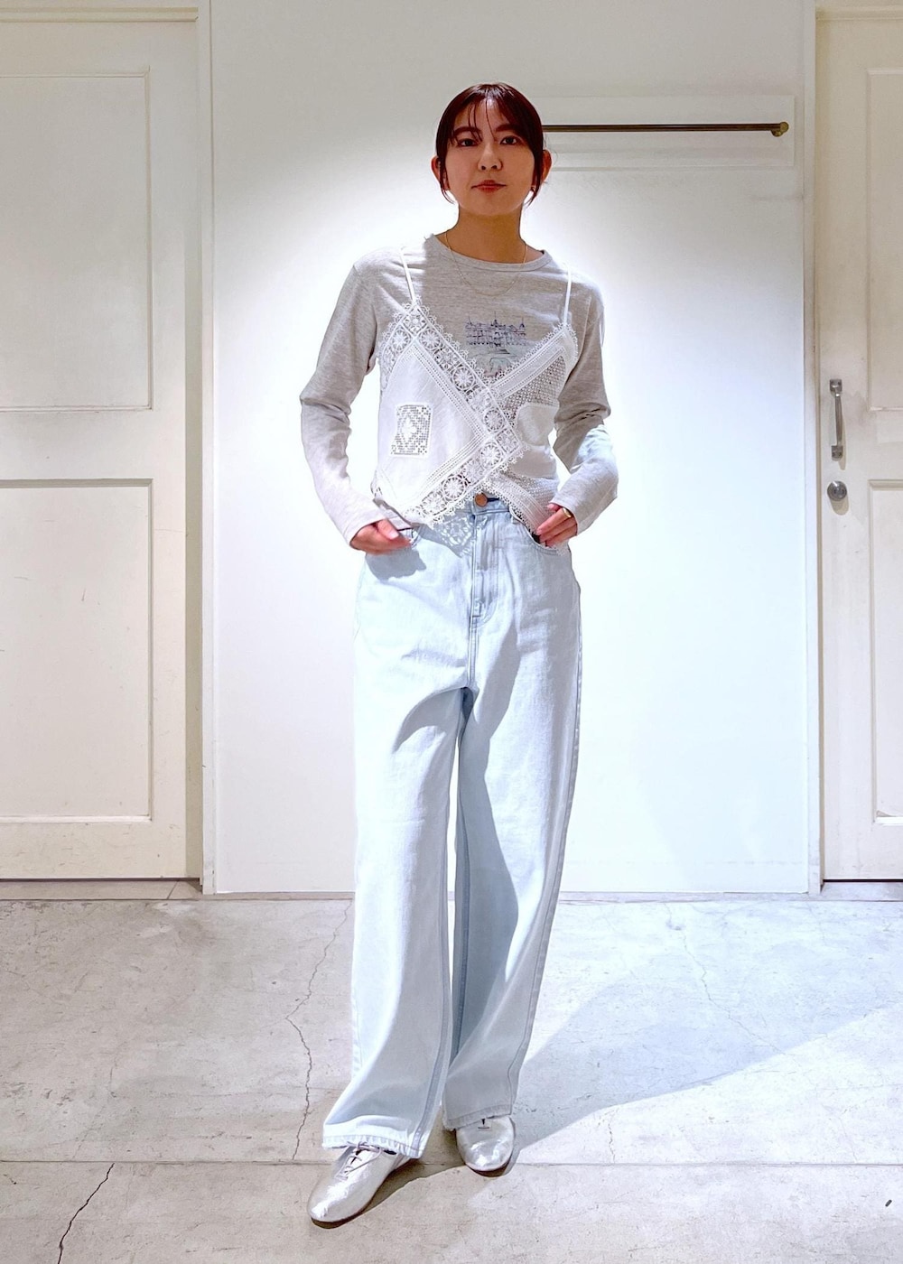 シルバー系のその他シューズ、ブルー系のデニムパンツ、ホワイト系のキャミソールを着用したレディースの冬コーディネートの5枚目の写真